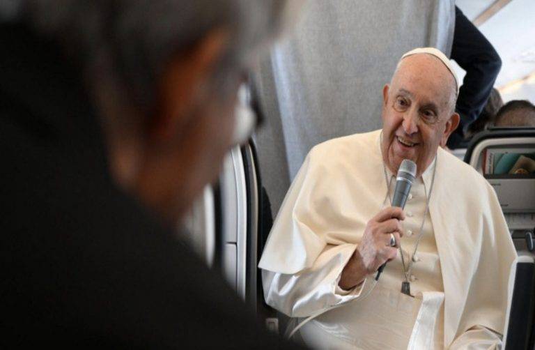 FOTOGRAFÍA. A BORDO DEL AVIÓN PAPAL (EL VATICANO), 29 DE SEPTIEMBRE DE 2024. El pontífice Jorge Mario Bergoglio (papa Francisco) viaja a L'Aquila para visitar la tumba de Celestino V, de regreso de su viaje a Luxemburgo y Bélgica. El Vaticano/Lasvocesdelpueblo (Ñ Pueblo)