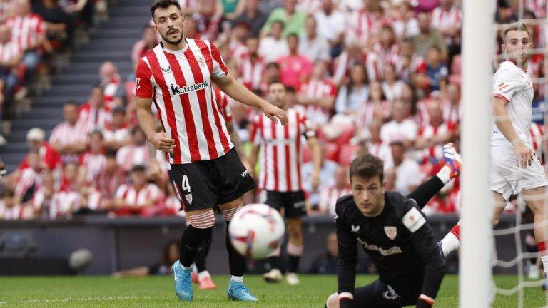 FOTOGRAFÍA. BILBAO (LAS VASCONGADAS) REINO DE ESPAÑA, 29 DE SEPTIEMBRE DE 2024. El centrocampista del Athletic Jauregizar (3d) dispara a portería para anotar el 1-0 durante el partido de LaLiga entre el Athletic de Bilbao y el Sevilla disputado este domingo en el estadio San Mamés en Bilbao. Efe