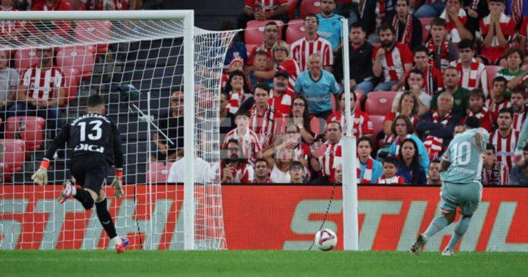 FOTOGRAFÍA. BILBAO (LAS VASCONGADAS) REINO DE ESPAÑA, 31 DE AGOSTO DE 2024. Correa acaba con la racha de 21 partidos del Athletic (0-1). El delantero argentino del Atlético de Madrid Ángel Correa (d) consigue el primer gol de su equipo durante el partido de la cuarta jornada de LaLiga que Athletic de Bilbao y Atlético de Madrid disputan este sábado en San Mamés. EFe