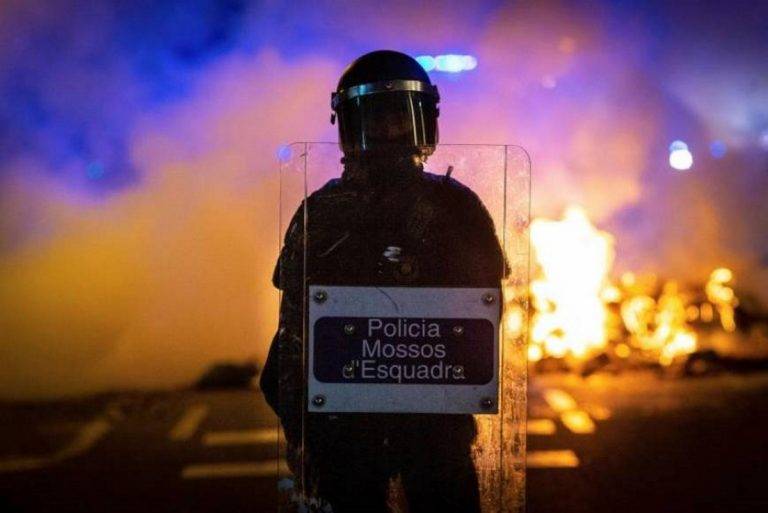 FOTOGRAFÍA. CATALUÑA (ESPAÑA), OCTUBRE DE 2019. Archivan el caso contra Mossos constitucionalistas por combatir la "masa hostil" del Procés y nunca los periodistas.- Vista de un agente de los Mozos de Escuadra constitucionalistas durante de un ataque de los terroristas callejeros del separatismo en Barcelona (Cataluña) España, que se hacen llamar «Comité de Defensa de la república Catalana» (CDR). Efe