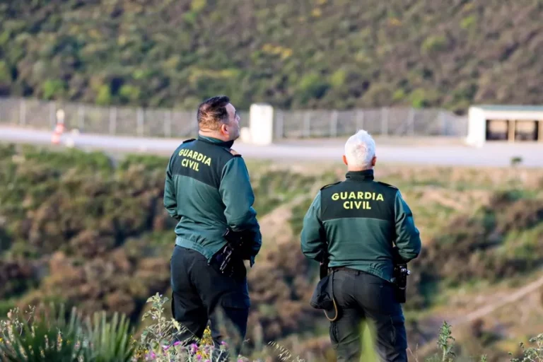 FOTOGRAFÍA. CEUTA (REINO DE ESPAÑA), 15 DE SEPTIEMBRE DE 2024. Las temperaturas máximas bajarán hoy miércoles.- Dos agentes de la Guardia Civil vigilan desde un monte junto a la zona fronteriza en Ceuta. Cierre intermitente de la frontera de Ceuta al intentar saltar la valla unos 200 inmigrantes ilegales marroquíes y subsaharianos. Efe