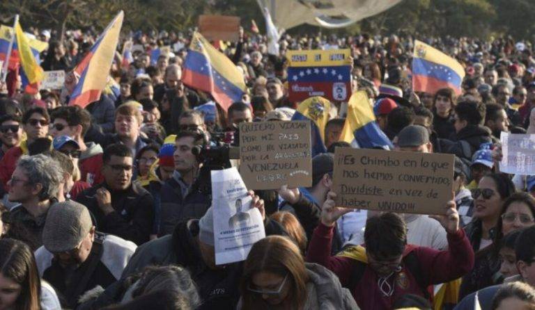 FOTOGRAFÍA. CIUDAD DE BUENOS AIRES (REPÚBLICA DE ARGENTINA), 17 DE AGOSTO DE 2024. Ciudadanos venezolanos, que residen en Argentina participan en una protesta en Buenos Aires (República de Argentina), para rechazar los falsos resultados de las elecciones celebradas el 28 julio en Venezuela de 2024 que proclaman al dictador comunista Nicolás Maduro moros ganador sin publicación del desglose y las actas electorales; fraude masivo electoral perpetrado por la dictadura comunista para golpear la victoria de la oposición en las urnas, abanderada por el histórico ya mismo presidente electo de Venezuela, Edmundo González Urrutia. Efe