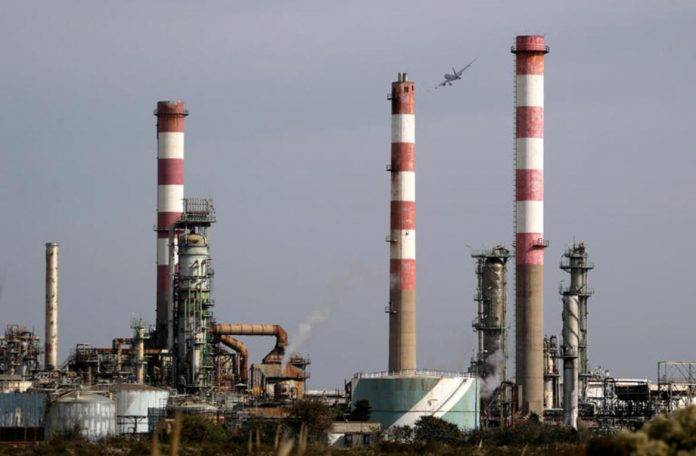 FOTOGRAFÍA. FOS-SUR-MER (REPÚBLICA DE FRANCIA), 13 DE OCTUBRE DE 2022.  Informe WOO 2024: "Eliminar el petróleo y gas no tiene nada que ver con la realidad".- Detalle de la refinería de Esso en Fos-Sur-Mer (Francia). Efe