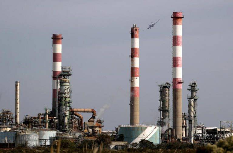 FOTOGRAFÍA. FOS-SUR-MER (REPÚBLICA DE FRANCIA), 13 DE OCTUBRE DE 2022.  Informe WOO 2024: "Eliminar el petróleo y gas no tiene nada que ver con la realidad".- Detalle de la refinería de Esso en Fos-Sur-Mer (Francia). Efe