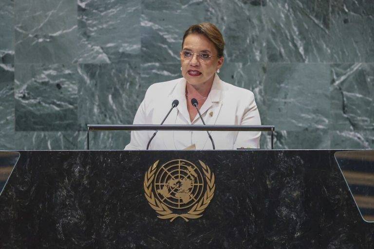 FOTOGRAFÍA. NACIONES UNIDAS (NUEVA YORK) ESTADOS UNIDOS DE AMÉRICA, 25 DE SEPTIEMBRE DE 2024. La presidente de Honduras, Iris Xiomara Castro Sarmiento (Xiomara Castro de Zelaya), habla durante el 79º período de sesiones de la Asamblea General de las Naciones Unidas en Nueva York, EE.UU., 25 de septiembre de 2024. Efe