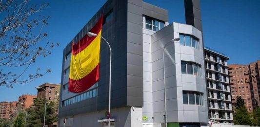 FOTOGRAFÍA. MADRID (REINO DE ESPAÑA), 10 DE SEPTIEMBRE DE 2024. Calle Bambú 12 designa a Eduardo Gutiérrez de Cabiedes nuevo presidente de VOX Alicante. Detalle de la fachada de la casa del pueblo del partido de la Resistencia española y de las clases obreras del Reino de España VOX, este martes en calle Bambú 12 de la capital del país, Madrid, donde la formación presidida por Santiago Abascal Conde ha reunido su poder local. Lasvocesdelpueblo (Ñ Pueblo)