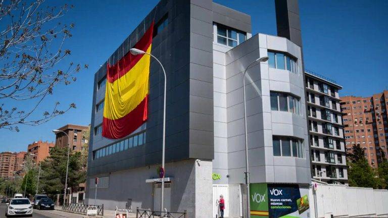 FOTOGRAFÍA. MADRID (REINO DE ESPAÑA), 10 DE SEPTIEMBRE DE 2024. Calle Bambú 12 designa a Eduardo Gutiérrez de Cabiedes nuevo presidente de VOX Alicante. Detalle de la fachada de la casa del pueblo del partido de la Resistencia española y de las clases obreras del Reino de España VOX, este martes en calle Bambú 12 de la capital del país, Madrid, donde la formación presidida por Santiago Abascal Conde ha reunido su poder local. Lasvocesdelpueblo (Ñ Pueblo)