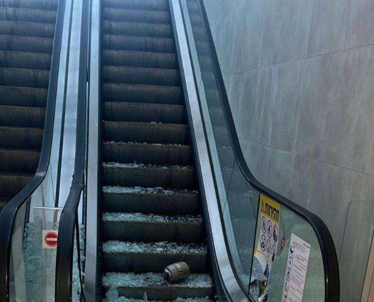 FOTOGRAFÍA. MODI'IN-MACCABIM-RE'UT (ISRAEL), 15 DE SEPTIEMBRE DE 2024. Detalle de una metralla que cayó en la estación de tren de Modi'in-Maccabim-Re'ut la la más nueva de las ciudades del Estado de Israel, ubicada en el centro geográfico del país, a 300 metros de altitud sobre el nivel del mar. Inteligencia militar del Ejército de Defensa de Israel/Lasvocesdelpueblo (Ñ Pueblo)