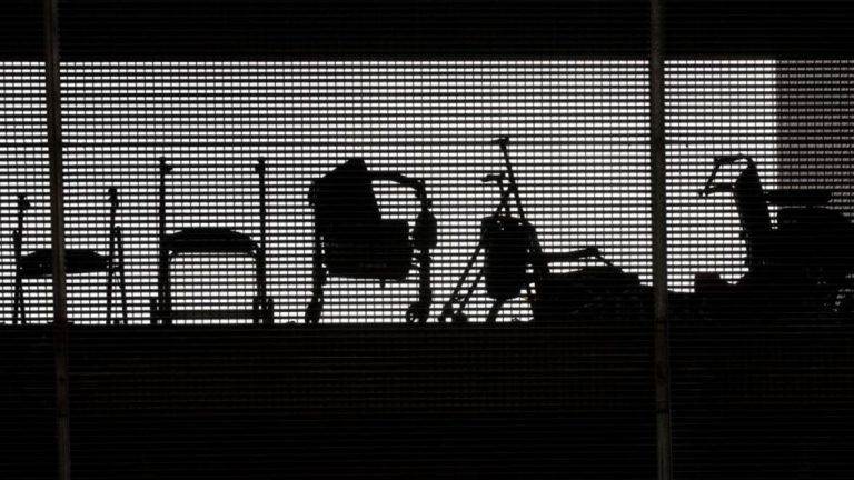 FOTOGRAFÍA. REINO DE ESPAÑA, 01 DE ENERO DE 2021. Vista oral por muertes masivas de ancianos en DomusVi Alcoy durante el COVID 19. Detalle de varias sillas de rueda y andadores en una residencia de ancianos durante la pandemia del coronavirus (COVID 19). Efe
