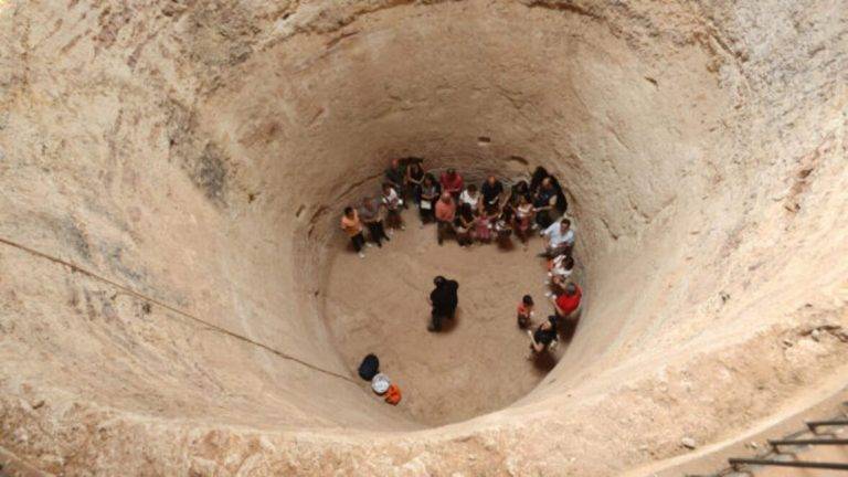 FOTOGRAFÍA. SALAMANCA (CASTILLA Y LEÓN) REINO DE ESPAÑA, 01 DE SEPTIEMBRE DE 2024. El Pozo de Nieve de Salamanca es un lugar ideal para pasar un tórrido verano como el actual, pero también es uno de los restos arqueológicos más originales y desconocidos de la capital salmantina: una 'nevera' excavada en roca y de siete metros de profundidad que, sin electricidad, funcionó desde el siglo XVIII a base de nieve transportada con burros desde la Sierra de Béjar. En la imagen, el arqueólogo Francisco José Vicente quien estos días muestra también sus dotes interpretativas en las visitas teatralizadas por las que han pasado cientos de personas en lo que va de verano. Efe