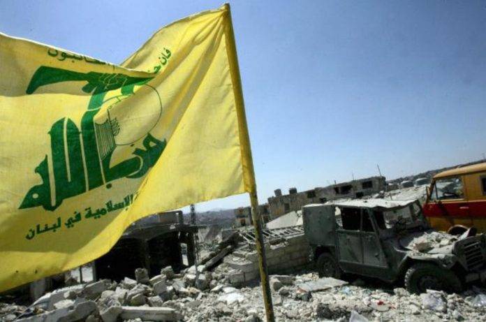 FOTOGRAFÍA. SUR DEL LÍBANO (LÍBANO), 07 DE JUNIO DE 2006- 4 detenidos en Argentina por transferir 180000 $ en criptomonedas a Hezbolá (Hezbollah).- Detalle de una banderola del grupo terrorista nazi, islamista, chií, libanés y socio de la República Islámica de Irán en el Oriente Medio, el Hezbolá (Hezbollah) durante su campaña de exterminación desde Líbano, de la mano de Irán, del pueblo de Israel en el norte del país hebreo. Efe