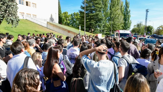 Filtración de preguntas del examen de oposiciones en RTVE FOTOGRAFÍA. MADRID (REINO DE ESPAÑA), 29 DE SEPTIEMBRE DE 2024. Aspirantes a personal fijo de la Corporación de Radio y Televisión Española, Sociedad Anónima, conocida simplemente como Radiotelevisión Española o por su acrónimo (RTVE), en la categoría de informador se concentran este domingo en el exterior de la Facultad de Ciencias Económicas de la Universidad Complutense de Madrid después de que el ente público haya decidido aplazar las oposiciones por "motivos de fuerza mayor". RTVE comunicará "en los próximos días" la nueva citación de la prueba a los 5.028 inscritos en este examen y ha pedido disculpas por el aplazamiento, que según el sindicato USO se debe a una filtración en las preguntas del examen de Información y Contenidos, lo que ha llevado a todos los sindicatos a suspender el proceso de oposición. Efe