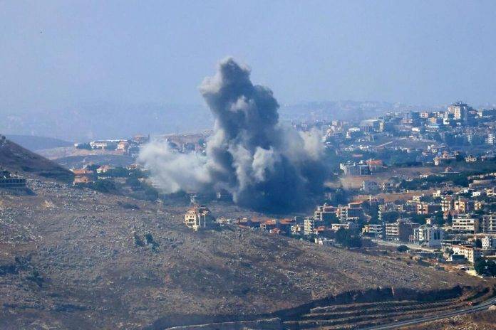 FOTOGRAFÍA. BEIRUT (LÍBANO), 25 DE SEPTIEMBRE DE 2024. Fotografía de columnas de humo que se elevan tras un ataque aéreo israelí sobre el Líbano. Efe