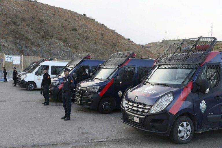 FOTOGRAFÍA. FNIDEQ (CASTILLEJOS) MARRUECOS, 29 DE SEPTIEMBRE DE 2024. Vigilancia policial marroquí en la frontera del Tarajal (Marruecos) con Ceuta (Reino de España) donde no alberga este domingo ni rastro de inmigrantes ilegales que pretendan cruzar a la ciudad española, dos semanas después de que miles de jóvenes -"más de 3000 personas", según datos oficiales de las autoridades marroquíes-, sobre todo marroquíes, lo intentaran una invasión migratoria sin conseguirlo. Tras ese intento de cruce masivo convocado por redes sociales, que impidió el fuerte dispositivo de seguridad desplegado por Marruecos, se publicaron algunos mensajes convocando a uno nuevo este lunes 30 de septiembre, pero el llamamiento no llegó a coger fuerza en las redes. Efe