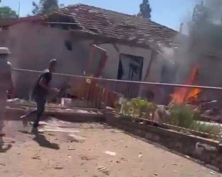 FOTOGRAFÍA. TEL AVIV (ISRAEL), 25 DE SEPTIEMBRE DE 2024. El grupo terrorista yihadista libanés, socio de de la República Islámica de Irán en el medio Oriente junto a los grupos terroristas palestinos ISIS Hamás y Yihad islámica Palestina (YIP), conocido como "Hezbolá" o "Hezbollah", una banda de asesinos terroristas chiíes, atacó hoy Tel Aviv (Israel) desde Líbano aunque fallando esta vez su objetivo que era y es matar a los civiles israelíes en masas para ganar autoridad y poder en las filas terroristas mundiales y en el mundo del antisemitismo internacional liderado por los grupos de extrema izquierda, la internacional socialista y los grupos de ultraderecha quien promueven un odio masivo hacia a los seres humanos simplemente por ser hijos de la Tierra Santa. El pueblo judío ya ha aprendido bastante de su pasado y no piensa pedir nunca más perdón por existir a nadie y va a morir ahora en pie, eso sí, luchando. Los Guerreros Santos de Israel están ya preparando una incursión en el Líbano para perseguir a los integrantes de la cruzada racista, antisemita, nazi, comunista y socialista con el fin de pacificar el sur y este del Líbano así como ha ocurrido en la Franja de Gaza (Palestina) donde los nazis islamistas del ISIS Hamás e Yihad Islámica Palestina viven como ratas en túneles e incluso ya mismo solo bajo tierra. Captura vídeo del Tzáhal / Lasvocesdelpueblo (Ñ Pueblo).