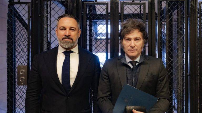 FOTOGRAFÍA. BUENOS AIRES (REPÚBLICA DE ARGENTINA), 05 DE SEPTIEMBRE DE 2024. Abascal: Sánchez amenaza a pobres y ricos. El líder de la Resistencia VOX, Santiago Abascal Conde, y su homólogo presidente de la República de Argentina, Javier Gerardo Milei, participaron hoy en el acto de apertura del "III Encuentro Regional Foro Madrid – Río de la Plata", en Buenos Aires (Argentina); un encuentro multitudinario que pretende ser, además, «apoyo a la oposición venezolana y grito en favor de la libertad». Entre los participantes destacan los ministros de Relaciones Exteriores y de Defensa argentinos Diana Mondino, y Luis Petri; Manuel Adorni, vocero de la Presidencia de la nación argentina; Ernesto Araújo, excanciller de Brasil y asesor del Área Internacional de la Fundación Disenso; José Antonio Kast, fundador y presidente del Partido Republicano de Chile; el escritor venezolano Alejandro Peña Esclusa; Hermann Leopoldo Tertsch del Valle-Lersundi (Hermann Tertsch), eurodiputado y vicepresidente del grupo Patriotas por Europa del Parlamento Europeo; José María Figaredo, secretario general del Grupo Parlamentario VOX; Mark Klugmann, redactor de discursos de Ronald Reagan; y Alberto Benegas Lynch, presidente de la Sección Ciencias Económicas de la Academia Nacional de Ciencias de Buenos Aires. Lasvocesdelpueblo (Ñ Pueblo)