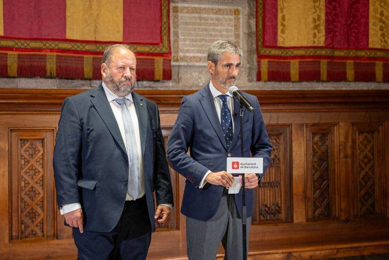 FOTOGRAFÍA. BARCELONA (REINO DE ESPAÑA), 24 DE SEPTIEMBRE DE 2024. Oro-Pulido: "La fórmula VOX" ante inseguridad "funciona en Barcelona". El presidente del Grupo Municipal barcelonés y coordinador de la Resistencia VOX en la Ciudad Condal, Gonzalo de Oro-Pulido Plaza (d), ofrece una rueda de prensa durante la celebración de la fiesta de la Mercè en el Ayuntamiento de Barcelona, acompañado por el portavoz del Grupo Municipal de VOX, Liberto Mariano Senderos Oliva (i) este día festivo en la ciudad de Barcelona, capital de la Comunidad autónoma de Cataluña, con el motivo del 24 de septiembre (La Mercè). Lasvocesdelpueblo (Ñ Pueblo)