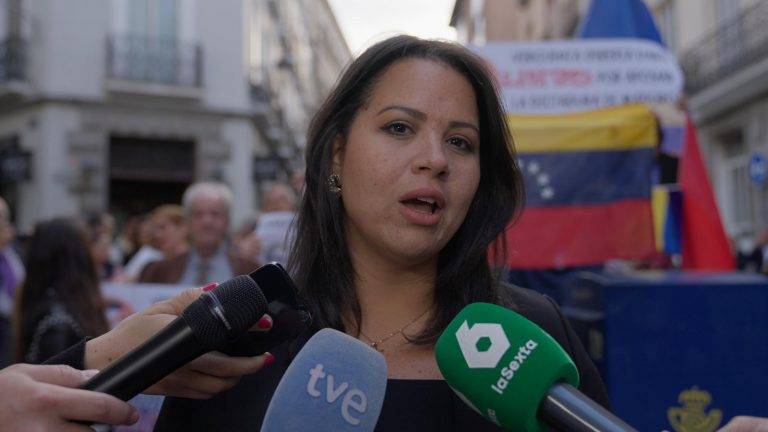 FOTOGRAFÍA. Madrid (Reino de España), martes 24 de septiembre de 2024 (Lasvocesdelpueblo).- La coordinadora de Proyectos de Foro Madrid, Edmaly Maucó, atiende a la prensa este martes en la capital del Reino de España, Madrid. Lasvocesdelpueblo (Ñ Pueblo)