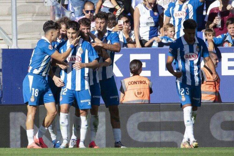 FOTOGRAFÍA. CORNELLÁ DE LLOBREGAT (BARCELONA) REINO DE ESPAÑA, 14 DE SEPTIEMBRE DE 2024. Importante victoria del Espanyol (3-2).- El delantero del Espanyol Javi Puado (4i) celebra con sus compañeros tras marcar el 2-1 durante el encuentro de LaLiga entre el RCD Espanyol y el Deportivo Alavés, en el RCDE Stadium de Cornellà de Llobregat (Barcelona). Efe