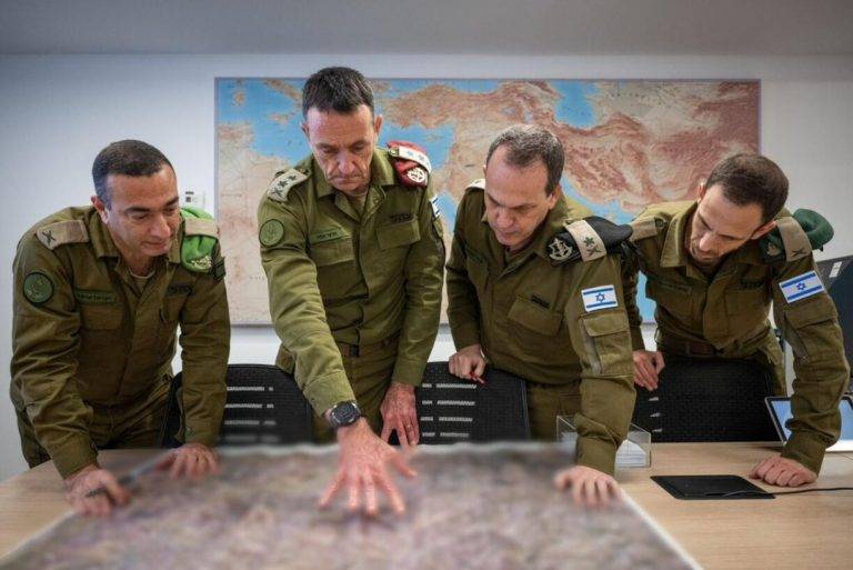 FOTOGRAFÍA. JERUSALÉN (ISRAEL), 23 DE SEPTIEMBRE DE 2024. El Jefe del Estado Mayor del Ejército de defensa de Israel, el Tzáhal, el heroico general del pueblo judío Herzi Halevi (2 izd), aprobó alcances a objetivos terroristas del grupo terrorista chií socio de Irán y de la cruzada internacional socialista-ultraderecha (nazismo), el ISIS Hezbolá en el Líbano, desde el centro de operaciones subterráneo de la sede de las Fuerzas de Defensa de israel (FDI). Hasta el momento, "más de 300 objetivos de Hezbolá han sido alcanzados hoy, lunes 23 de septiembre de 2024", aseguran fuentes de los Guerreros Santos de la Tierra Santa, Israel. FDI (Tzáhal)/Lasvocesdelpueblo (Ñ Pueblo)