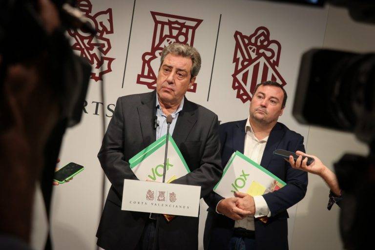 FOTOGRAFÍA. VALENCIA (COMUNIDAD VALENCIANA) REINO DE ESPAÑA, 23 DE SEPTIEMBRE DE 2024. Ley de VOX para cero inmigrante ilegal en Comunidad Valenciana. El portavoz del Grupo Parlamentario VOX en el Parlamento autonómico de la Comunidad Valenciana (Cortes Valencianes), José María Llanos Pitarch, junto a diputado del Grupo VOX Cortes Valencianas, David Muñoz Pérez (d), ofrecen una rueda de prensa este lunes en el Palacio de las Cortes Valencianas. Lasvocesdelpueblo (Ñ Pueblo)