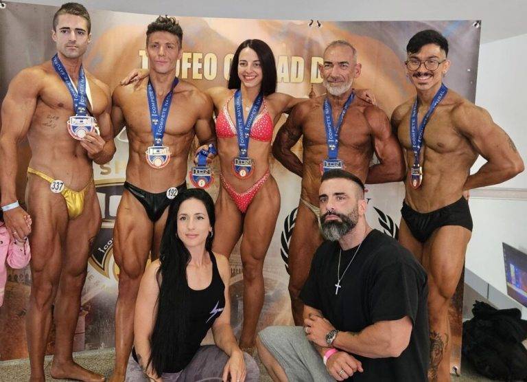 FOTOGRAFÍA. SALAMANCA (CASTILLA Y LEÓN) REINO DE ESPAÑA, 08 DE SEPTIEMBRE DE 2024. En la imagen, de izquierda a la derecha: Juan Fco López Lomas, plata en la categoría de culturismo talla/peso- 3 Kg y semifinalista en culturismo- 75 Kg; Juan Manuel Huertes, oro en Classic talla media y PROCARD EN EL Overall de Classic; Esther Gutiérrez, oro en Figure y semifinalista en Fitness Model PROCARD Figure; Fernando Baldoy Rodríguez, plata en Culturismo Máster +60; y Alejandro Baldoy Montoro, oro en Classic talla baja y semifinalista en el Overall Classic; junto a sus entrenadores Laura Gutiérrez (i), Juan Luis Alcázar (d), propietario del Lizard GYM- Cuna del Culturismo de competición. Lasvocesdelpueblo (Ñ Pueblo)