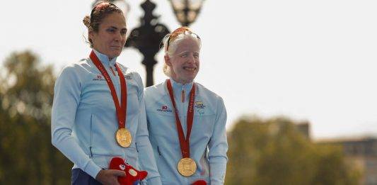 FOTOGRAFÍA. PARÍS (FRANCIA), 02 DE SEPTIEMBRE DE 2024. El Reino de España registra ya 22 medallas en los JJOO Paraolímpicos París. La atleta española Susana Rodríguez Gacio (d) en el podio junto a su guía deportista española que compite en natación y acuatlón, Sara Pérez Sala (i), tras haber conseguido la medalla de oro en la especialidad en triatlón, este lunes en los Juegos Paralímpicos París 2024. Efe