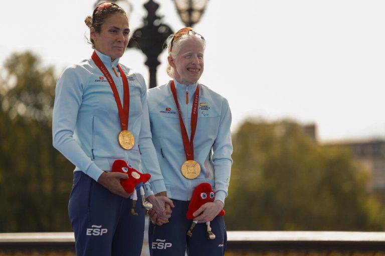 FOTOGRAFÍA. PARÍS (FRANCIA), 02 DE SEPTIEMBRE DE 2024. El Reino de España registra ya 22 medallas en los JJOO Paraolímpicos París. La atleta española Susana Rodríguez Gacio (d) en el podio junto a su guía deportista española que compite en natación y acuatlón, Sara Pérez Sala (i), tras haber conseguido la medalla de oro en la especialidad en triatlón, este lunes en los Juegos Paralímpicos París 2024. Efe