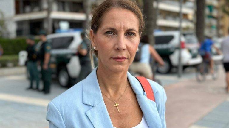 FOTOGRAFÍA. SALOU (TARRAGONA) REINO DE ESPAÑA, 11 DE SEPTIEMBRE DE 2024. VOX: "Los separatistas no están por encima del resto de ciudadanos de Salou". La portavoz del Grupo Municipal de VOX en Ayuntamiento de Salou (provincia de Tarragona), Ana Belén Rodríguez Ros (Anabel Rodríguez), critica duramente las cesiones municipales ante los aquelarres sectarios del secesionismo "Paseada por la República Catalana" y "Marcha de Antorchas por la Independencia de Cataluña", en marco de los actos de la Diada de Cataluña 2024. Lasvocesdelpueblo (Ñ Pueblo) 