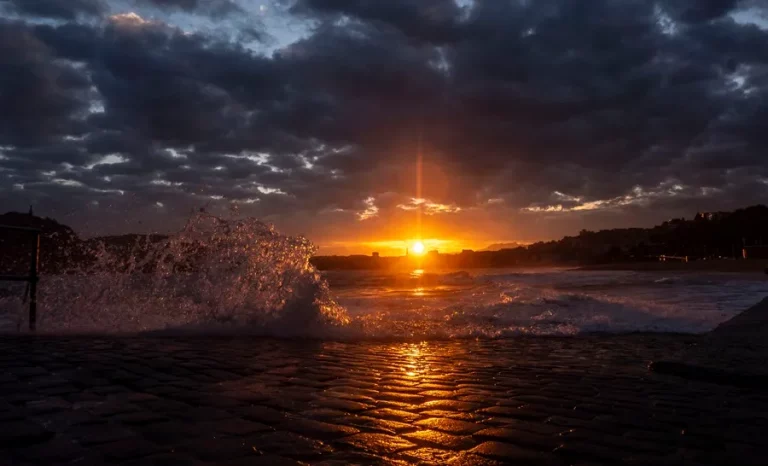 FOTOGRAFÍA. PLAYA ONDARRETA (VALENC I9 N). Vista del amanecer este martes en la playa de Ondarreta de San Sebastián. Efe