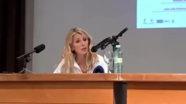 FOTOGRAFÍA. GRANADA (ANDALUCÍA) REINO DE SAPAÑA, 25 DE SEPTIEMBRE DE 2024. La vicepresidente segunda y ministra de Trabajo, Yolanda Díaz Pérez, y exlíder de la coalición política de ultraizquierda y antisemita SUMAR, reapareció este miércoles en Granada (Andalucía), impartiendo conferencia contra el pueblo de Israel bajo lema: '¿Cómo democratizamos la sociedad y la economía en el actual contexto político?', una jornada organizada por la Facultad de Filosofía y Letras de la universidad de Granada, caida en mano de los grupos de ultraizquierda antisemitas y pro Irán e islamismo, aunque sean una minoría simplemente ruidosa y claramente no representativa. Captura vídeo/Lasvocesdelpueblo (Ñ Pueblo)