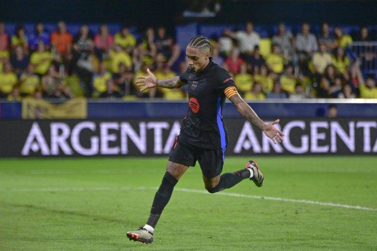 FOTOGRAFÍA. VILA-REAL (CASTELLÓN) COMUNIDAD VALENCIANA) REINO DE ESPAÑA, 22 DE SEPTIEMBRE DE 2024. El delantero brasileño del FC Barcelona, Raphinha, celebra el quinto gol del equipo barcelonista durante el encuentro correspondiente a la sexta jornada de Laliga EA Sports que disputaron FC Barcelona y Villarreal en el estadio de La Cerámica, en la localidad castellonense. Efe