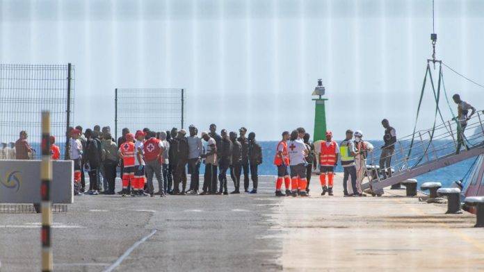 FOTOGRAFÍA. PUERTO DEL ROSARIO (FUERTEVENTURA) REINO DE ESAPAÑA, 27/09/2024.- La Guardamar Urania, de Salvamento Marítimo, ha desembarcado este viernes en el muelle de Puerto del Rosario (Fuerteventura) a 82 inmigrantes ilegales de origen subsahariano recogidos al este de Lanzarote a bordo de dos lanchas neumáticas. Efe 