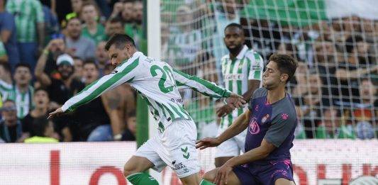 FOTOGRAFÍA. SEVILLA (REINO DE ESPAÑA), 29 DE SEPTIEMBRE DE 2024. El centrocampista del Betis Giovani Lo Celso (i) escapa de José Grajera, del Espanyol, durante el partido de LaLiga en Primera División en el estadio Benito Villamarín, en Sevilla. Efe