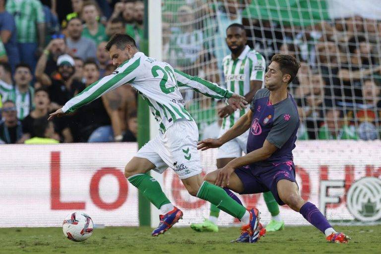 FOTOGRAFÍA. SEVILLA (REINO DE ESPAÑA), 29 DE SEPTIEMBRE DE 2024. El centrocampista del Betis Giovani Lo Celso (i) escapa de José Grajera, del Espanyol, durante el partido de LaLiga en Primera División en el estadio Benito Villamarín, en Sevilla. Efe