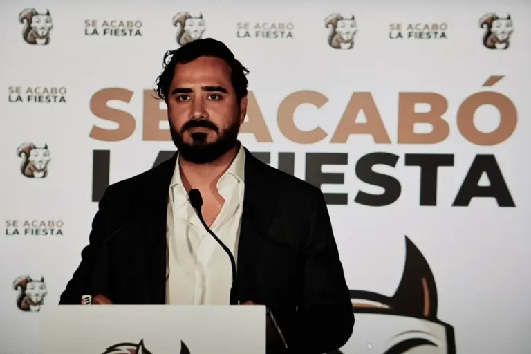 FOTOGRAFÍA. REINO DE ESPAÑA, 09 DE JUNIO DE 2024. La Audiencia Nacional admite las denuncias contra Alvise Pérez (Luís Pérez Fernández) por "estafa piramidal" con criptomonedas (Madeira Invest Club) . Audiencia de Sevilla pide investigar a Luís Pérez Fernández (Alvise Pérez) por descubrimiento y revelación de secretos.- El ex-asesor de Ciutadans Partit de la Ciutadanía Ciudadanos (Cs) y eurodiputado del partido político Se Acabó La Fiesta (SAF), Luís Pérez Fernández (Alvise Pérez), durante una rueda de prensa. Efe