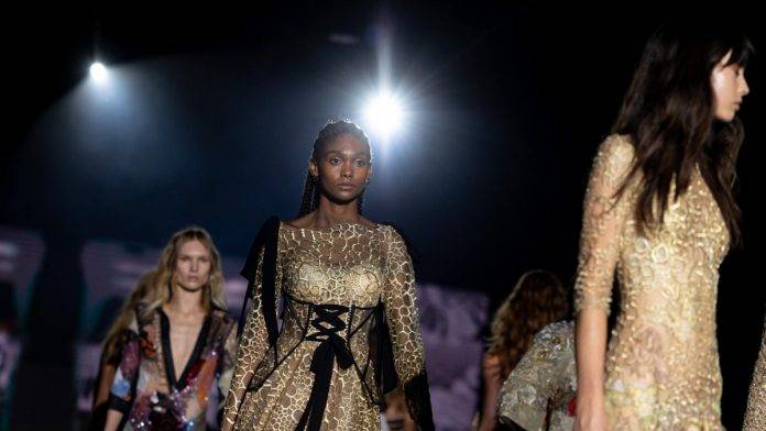 FOTOGRAFÍA. MADRID (REINO DE ESPAÑA), 14 DE SEPTIEMBRE DE 2024. Se aproxima el huracán Kirk precipitaciones y rachas de viento muy fuerte el martes. Modelos luce una creación de Yolancris durante la Mercedes-Benz Madrid Fashion Week este sábado. Efe