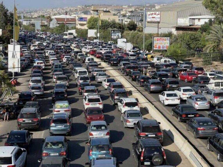FOTOGRAFÍA. GHAZIEH (LÍBANO), 23 DE SEPTIEMBRE DE 2024. Miles de libaneses en sus coches abandonan sus hogares en el sur del Líbano hacia las localidades de Sidón y Beirut, por la carretera Zahrani-Nabatieh, en la zona de Ghazieh, que están siendo bombardeadas por Israel, —como respuesta a los más de "8.000 misiles, cohetes y drones" lanzados por parte de los terroristas yihadistas del grupo terrorista islamista chií socio de la República Islamista de Irán en el Medio Oriente, Hezbolá, desde estas regiones del Líbano contra la Tierra Santa asesinando incluso a niños israelíes jugando fútbol— en una campaña de ataques sin precedentes en un año de violencia que ya se ha saldado con "274 muertos" entre las filas terroristas yihadistas del Hezbolá, desde primera hora de esta mañana. Efe 