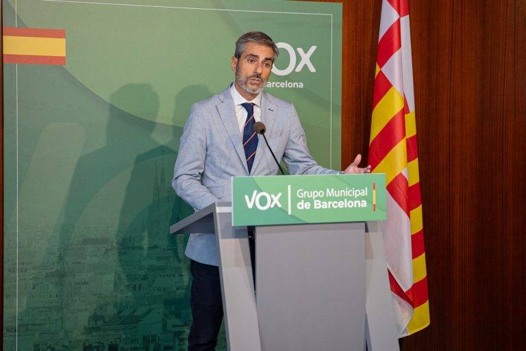 FOTOGRAFÍA. BARCELONA (REINO DE ESPAÑA, 26 DE SEPTIEMBRE DE 2024. Oro-Pulido: El gobierno no puede seguir repartiendo inmigrantes por España como si fueran paquetes de Amazon.- Gonzalo de Oro-Pulido Plaza, presidente del Grupo Municipal de VOX en el Ayuntamiento de Barcelona, ha presentado esta propuesta en rueda de prensa para denunciar que el número de inmigrantes ilegales que se encuentra en Cataluña se eleva por lo menos a 170.000, de los cuales alrededor de 57.000 se encuentran en Barcelona ciudad. Es decir, en Barcelona tenemos una tasa de inmigración ilegal de más de un 3% sobre su población. "Debemos seguir políticas encaminadas a reducir el efecto llamada a la inmigración ilegal". Lasvocesdelpueblo (Ñ Pueblo)