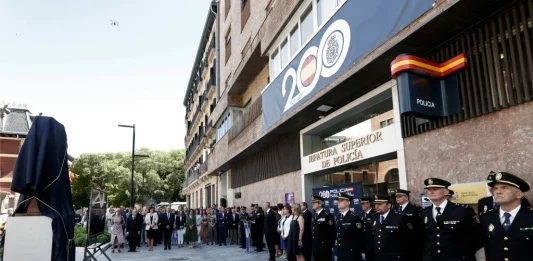 FOTOGRAFÍA. PAMPLONA (NAVARRA) REINO DE ESPAÑA), 11 DE JUNIO DE 2024. La Jefatura Superior de Policía de Navarra ha homenajeado este miércoles a los 13 agentes de la Policía Nacional víctimas del terrorismo en Navarra y ha inaugurado una estatua del escultor navarro Carlos Ciriza con motivo del 200 aniversario de la creación del cuerpo policial. El acto, celebrado en Pamplona con motivo del Día de las víctimas del terrorismo en la Policía Nacional, ha estado presidido por el jefe superior del cuerpo en Navarra, José María Borja, la delegada del Gobierno en Navarra, Alicia Echeverría, la vicepresidenta segunda y consejera de Memoria y Convivencia, Acción Exterior y Euskera, Ana Ollo, y el director general de Memoria y Convivencia, Martín Zabalza. Efe