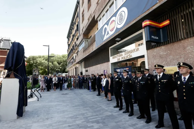 FOTOGRAFÍA. PAMPLONA (NAVARRA) REINO DE ESPAÑA), 11 DE JUNIO DE 2024. La Jefatura Superior de Policía de Navarra ha homenajeado este miércoles a los 13 agentes de la Policía Nacional víctimas del terrorismo en Navarra y ha inaugurado una estatua del escultor navarro Carlos Ciriza con motivo del 200 aniversario de la creación del cuerpo policial. El acto, celebrado en Pamplona con motivo del Día de las víctimas del terrorismo en la Policía Nacional, ha estado presidido por el jefe superior del cuerpo en Navarra, José María Borja, la delegada del Gobierno en Navarra, Alicia Echeverría, la vicepresidenta segunda y consejera de Memoria y Convivencia, Acción Exterior y Euskera, Ana Ollo, y el director general de Memoria y Convivencia, Martín Zabalza. Efe