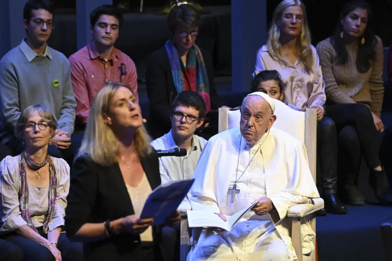 FOTOGRAFÍA. LOVAINA (BÉLGICA), 28 DE SEPTIEMBRE DE 2024. El Papa Francisco (Jorge Mario Bergoglio) el 266.º papa y actual pontífice de la Iglesia Católica este sábado en la universidad católica de Lovaina, en Bélgica, durante una visita en ocasión de los 600 años de su fundación, pero en una carta que leyeron durante el acto elaborada por profesores y alumnos con una la reflexión sobre el estudio de la encíclica del papa Francisco sobre la protección del medio ambiente, 'Laudato si' concluyeron: "¿Dónde está el lugar de la mujer en la Encíclica? Las mujeres son las grandes ausentes" del documento. Efe