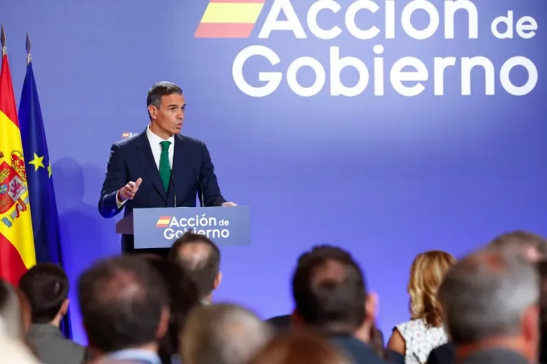 FOTOGRAFÍA. MADRID (REINO DE ESPAÑA), 04 DE SEPTIEMBRE DE 2024. El presidente del Gobierno de coalición comunista del Reino de España y secretario general del Partido Socialista Obrero Español (PSOE), Pedro Sánchez Pérez-Castejón, ha anunciado este miércoles que impulsará un nuevo sistema de financiación "más justo" y en el que todas las comunidades autónomas recibirán más recursos. En el acto de apertura del curso político, donde ha expuesto las prioridades y líneas estratégicas de la acción política del Gobierno, ha adelantado además que el próximo Consejo de Ministros aprobará el techo de gasto, paso previo a la presentación de los próximos Presupuestos Generales del Estado. Unas cuentas públicas, ha dicho, que llevarán el ADN del Gobierno de coalición comunista, y que avanzarán en una fiscalidad más progresiva, con impuestos que graven más a quienes "ya tienen en el banco suficiente dinero para vivir 100 vidas", para "acotar privilegios desproporcionados" de los que se benefician "ciertas élites de nuestro país". Sánchez ha explicado que no se busca perjudicar a los millonarios, sino proteger a las clases medias y trabajadoras. "España será un país mejor si tiene más automóviles eléctricos, por cierto, fabricados en España, más autobuses públicos y, por tanto, más transporte público y menos Lamborghinis". Efe