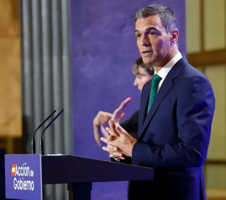 FOTOGRAFÍA. MADRID (REINO DE ESPAÑA), 04 DE SEPTIEMBRE DE 2024. . El presidente del Gobierno de coalición comunista del Reino de España y secretario general del Partido Socialista Obrero Español (PSOE), Pedro Sánchez Pérez-Castejón, ha anunciado este miércoles que impulsará un nuevo sistema de financiación "más justo" y en el que todas las comunidades autónomas recibirán más recursos. En el acto de apertura del curso político, donde ha expuesto las prioridades y líneas estratégicas de la acción política del Gobierno, ha adelantado además que el próximo Consejo de Ministros aprobará el techo de gasto, paso previo a la presentación de los próximos Presupuestos Generales del Estado. Unas cuentas públicas, ha dicho, que llevarán el ADN del Gobierno de coalición comunista, y que avanzarán en una fiscalidad más progresiva, con impuestos que graven más a quienes "ya tienen en el banco suficiente dinero para vivir 100 vidas", para "acotar privilegios desproporcionados" de los que se benefician "ciertas élites de nuestro país". Sánchez ha explicado que no se busca perjudicar a los millonarios, sino proteger a las clases medias y trabajadoras. "España será un país mejor si tiene más automóviles eléctricos, por cierto, fabricados en España, más autobuses públicos y, por tanto, más transporte público y menos Lamborghinis". Efe
