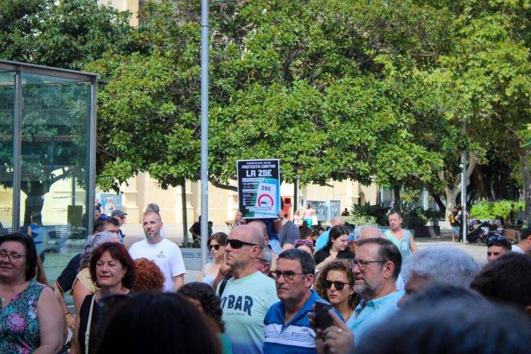 FOTOGRAFÍA. SARDAÑOLA DEL VALLÉS (BARCELONA) REINO DE ESPAÑA, 07 DE SEPTIEMBRE DE 2024. Hoy abundante nubosidad y precipitaciones.- El diputado del Grupo Parlamentario de VOX en el Parlament de Catalunya, Manuel Jesús Acosta Elías (Manuel Acosta), arropó este mediodía a las clases obreras en una protesta en plaza Abat Oliba, frente al Ayuntamiento de Sardañola del Vallés (Barcelona) contra la implantación a la fuerza de las Zonas de Bajas Emisiones (ZBE) por parte del gobierno del Partit de Socialistes de Catalunya (PSC), marca blanca del PSOE en la Comunidad autónoma española de Cataluña. Lasvocesdelpueblo (Ñ Pueblo)