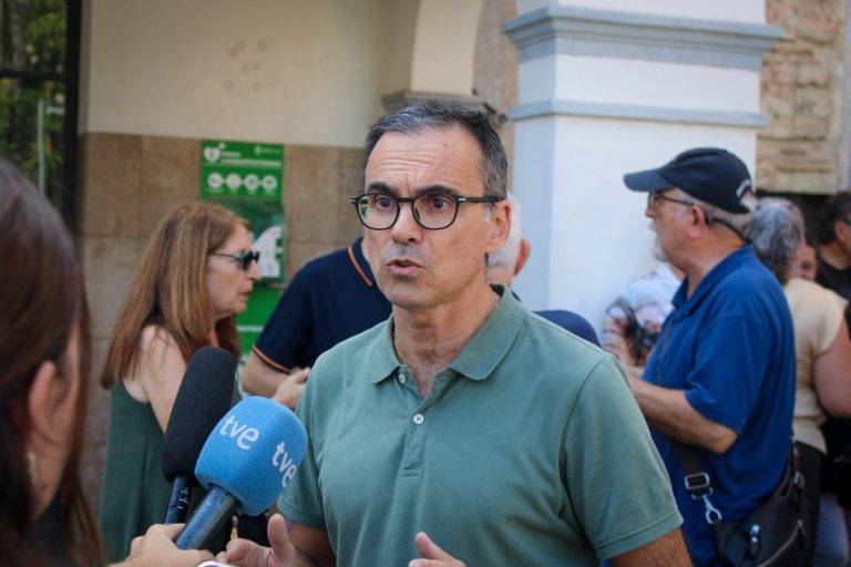 FOTOGRAFÍA. SARDAÑOLA DEL VALLÉS (BARCELONA) REINO DE ESPAÑA, 07 DE SEPTIEMBRE DE 2024. El diputado del Grupo Parlamentario de VOX en el Parlament de Catalunya, Manuel Jesús Acosta Elías (Manuel Acosta), arropó este mediodía a las clases obreras en una protesta en plaza Abat Oliba, frente al Ayuntamiento de Sardañola del Vallés (Barcelona) contra la implantación a la fuerza de las Zonas de Bajas Emisiones (ZBE) por parte del gobierno del Partit de Socialistes de Catalunya (PSC), marca blanca del PSOE en la Comunidad autónoma española de Cataluña. Lasvocesdelpueblo (Ñ Pueblo)