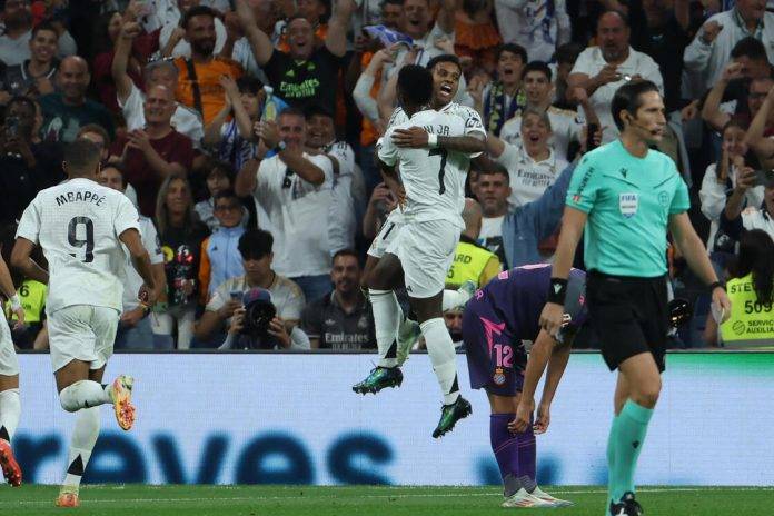 FOTOGRAFÍA. MADRID (REINO DE ESPAÑA), 21 DE SEPTIEMBRE DE 2024. El Real Madrid recurre a Vinícius para remontar y golear al Espanyol (4-1).- Los jugadores brasileños del Real Madrid, Vinicius y Rodrigo, celebran el segundo gol del equipo madridista durante el encuentro correspondiente a la sexta jornada de Laliga EA Sports que disputaron Real Madrid y Espanyol en el estadio Santiago Bernábeu, en Madrid. Efe
