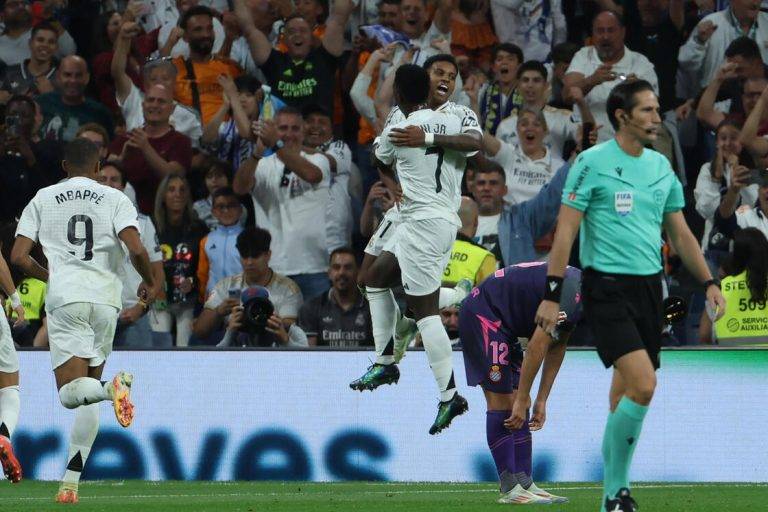 FOTOGRAFÍA. MADRID (REINO DE ESPAÑA), 21 DE SEPTIEMBRE DE 2024. El Real Madrid recurre a Vinícius para remontar y golear al Espanyol (4-1).- Los jugadores brasileños del Real Madrid, Vinicius y Rodrigo, celebran el segundo gol del equipo madridista durante el encuentro correspondiente a la sexta jornada de Laliga EA Sports que disputaron Real Madrid y Espanyol en el estadio Santiago Bernábeu, en Madrid. Efe