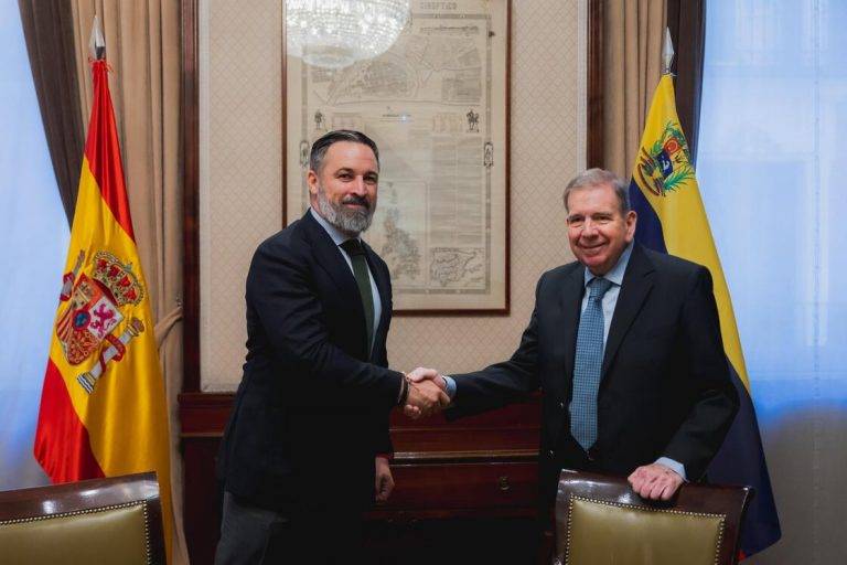 FOTOGRAFÍA. MADRID (REINO DE ESPAÑA), 30 DE SEPTIEMBRE DE de 2024. Reunión entre el presidente de VOX y líder de la oposición en España, Santiago Abascal Conde (izda), y el presidente electo de la República Bolivariana de Venezuela y excandidato de la coalición opositora antichavista a las elecciones Presidenciales venezolanas del pasado domingo, 28 de julio de 2024, Plataforma Unitaria Democrática (PUD), Edmundo González Urrutia (dcha), este lunes 30 de septiembre de 2024 en el Congreso de los Diputados. De acuerdo con la información trascendida y facilitada por las fuentes cercanas a la organización del encuentro, el líder de la oposición en España y el presidente electo de Venezuela han estado acompañados en la reunión por alcalde mayor del Distrito Metropolitano de Caracas -llamado municipio Libertador- Antonio José Ledezma Díaz (Antonio Ledezma); el presidente de Foro Madrid, Eduardo Cader; y la portavoz y coordinadora de proyectos de Foro Madrid, Edmaly Maucó. Lasvocesdelpueblo (Ñ Pueblo)