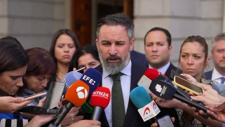 FOTOGRAFÍA. MADRID (REINO DE ESPAÑA), 30 DE SEPTIEMBRE DE 2024. Abascal pide al socialismo azul PP "perder toda esperanza si piensa que por su cara bonita VOX tiene que apoyar cualquier cosa".- El líder opositor español Santiago Abascal Conde ha valorado este mediodía invasión migratoria en el país, desde la Comunidad autónoma de las Islas Canarias, durante unas declaraciones a la Prensa posteriores a la reunión con el presidente electo de la República Bolivariana, Edmundo González Urrutia, en el Congreso de los Diputados del Reino de España, Madrid. Lasvocesdelpueblo (Ñ Pueblo)